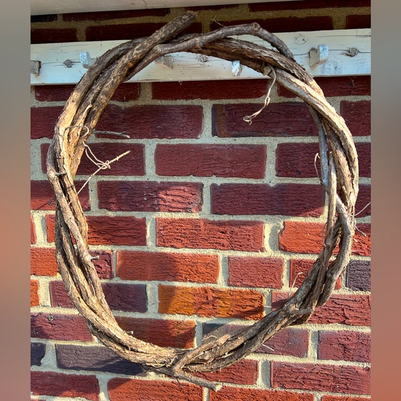Hand twisted vine wreath base - Picture 1 of 2